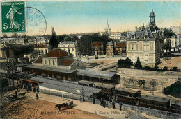 Maisons Laffitte * Vue Sur La Gare Et Hôtel De Ville * Wagons Train * Ligne Chemin De Fer - Maisons-Laffitte