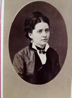 Photo CDV B. Graveleau à Rochefort - Portrait Jeune Femme En Médaillon, Circa 1875 L584 - Antiche (ante 1900)