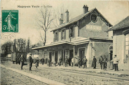 Magny En Vexin * Vue Sur La Gare Du Village * Ligne Chemin De Fer * Wagons - Magny En Vexin