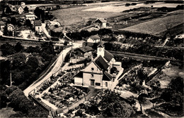 Meriel * Vue Aérienne Sur L'église Et Le Cimetière * Ligne Chemin De Fer - Meriel