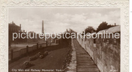 YORK CITY WALL AND RAILWAY MEMORIAL OLD R/P  POSTCARD YORKSHIRE - York