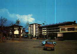 Carte Postale (73)   LA MOTTE-SERVOLEX  -  La Place Pergaud Et La Résidence Ste-Anne (autos 2CV Et Autre) - La Motte Servolex