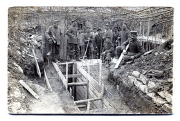 Carte Photo De Soldats Allemand Construisant Un Bunker Dans Les Tranché Sur Le Front En 14-18 - Guerre, Militaire