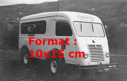 Reproduction Photographie Ancienne D'une Camionnette Avec Publicité Roquefort Société - Repro's