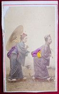 CDV - Photo Carte De Visite 1860's Japan - Portrait Of A Two Young Women In The Pose Of The Grecian Bend - Ancianas (antes De 1900)