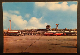 1834/CPM - 75 Paris - Aéroport Le Bourget - L' Aire De Stationnement Devant Les Terrasses De L'aérogare - Aéroports De Paris