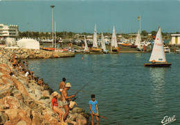 Canet-Plage Animée Pêcheurs à La Ligne Voiliers Sortant Du Port - Canet Plage