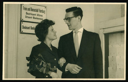 Orig. Foto AK 1959 Junges Hübsches Paar Am Standesamt Hamburg Altona, Ortsamt Blankenese, Hochzeit - Blankenese