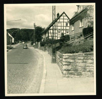 Orig. Foto 60er Jahre Pömbsen OT Bad Driburg, Ortspartie, Pflasterstein Straße Mit Oldtimer VW Käfer ? - Bad Driburg