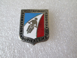PIN'S   POLICE   FORMATIONS ROUTIERES MOTOCYCLISES    Email Grand Feu   23X18 Mm - Police