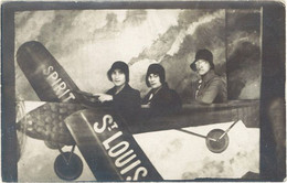 AVIATION – Carte-photo Foraine, Femmes Dans Avion, Spirit Of St Louis ( état ) - Altri