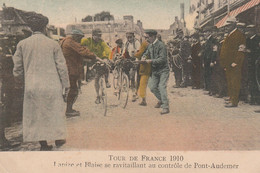 Tour De France 1910. Lapize Et Blaize Se Ravitaillant Au Contrôle De Pon-Audemer. Scant - Cyclisme