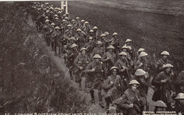 10592-LONDON SCOTTISH GOING INTO THE TRENCHES-FP - War 1914-18