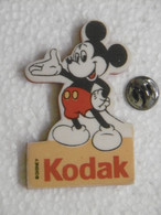 Pin's DISNEY  Mickey Prend La Pose Avec La Marque KODAK - Pins Badge Mousse - Disney