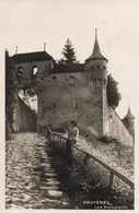 Gruyères Les Remparts Une Femme Sur Une Barrière 1931 - Gruyères