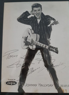 Photo Dédicacée Signature Johnny Hallyday Sur Photo Exclusivités Disque Vogue époque Yéyé Photo André Paris Autographe - Sonstige & Ohne Zuordnung