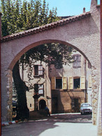 83 - BARJOLS - Le Portique Et Place De La Mairie. (Voiture: Renault Dauphine) - Barjols