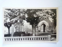 2022 - 786  RABASTENS-de-BIGORRE  (Hautes-Pyrénées)  :  Monument Aux Morts  -  La Porte De L'Eglise  -  Carte  SM   XXX - Rabastens De Bigorre