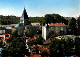 Mareuil Sur Lay * Vue Sur L'église Et Le Château Du Village - Mareuil Sur Lay Dissais