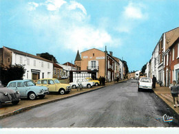 Mareuil Sur Lay * Rue Et Place Du Village * Café Du Commerce * Autautomobile Voiture Ancienne Renault 4L - Mareuil Sur Lay Dissais