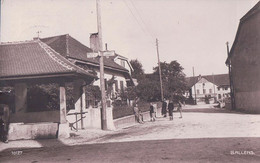 Ballens VD, Rue Animée Et Fontaine Couverte (10127) - Ballens