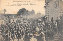 CPA 31 ARRIVEE DE PRISONNIERS ALLEMANDS PASSAGE A NIVEAU RUE COLBERT QUARTIER DU BUSCA 1914 - Toulouse