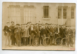 CARTE PHOTO Groupe Ouvriers Devant L'Atelier Sortie Du Travail 1910      D01  2021 - Andere & Zonder Classificatie