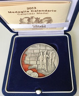 Istituto Poligrafico Dello Stato- Medaglia Calendario 2013 Argento E Smalti - Gr.52 Diam. 50 Mm. - Monétaires/De Nécessité