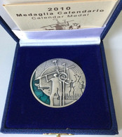 Istituto Poligrafico Dello Stato- Medaglia Calendario 2010 Argento E Smalti - Gr.52 - Diametro Mm.52 :La Svezia. . - Monedas/ De Necesidad