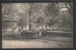 25 - Valentigney - Un Coin De La Place Et L'Ecole - Fontaine - Elèves - Valentigney