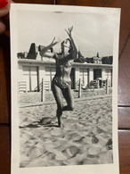 PHOTO ORIGINALE PIN-UP JEUN FEMME A LAPLAGE DE TROUVILLE 1957 BRONZEE JOUANT AU VOLEY - Pin-up