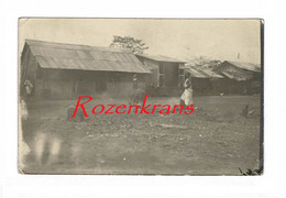 Oude Unieke Foto Fotokaart 'Een Congoleesch Dorp' Village Animee Natives Belgisch Congo Belge Carte Photo CPA +/- 1910 - Congo Belge