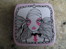 Delcampe - Boite Publicitaire Métal NANA   Tu As Tout Faux, C'est Normal Que Je Sois En Colère  Visage De Femme  - The Seven - Dosen