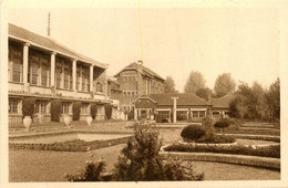 Montdidier * Auberge De La Jeunesse * Vue Sur Les Jardins * Les Bâtiments - Montdidier