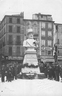 CPA 11 NARBONNE CARTE PHOTO LA PHOTOGRAPHIE DE LA STATUE CARNAVALESQUE QUI A ETE INAUGURE HIER SOIR (LUDOVIC PHOTO - Narbonne