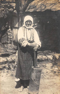 CPA ALBANIE CARTE PHOTO UNE NIACQUOISE ECRASANT DU CAFE - Albanien