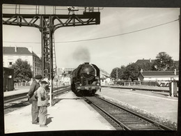 Photo Numérotée De J. BAZIN : Train Vapeur En Gare  De LORIENT  En 1958 - Treni