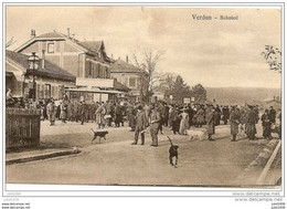 VERDUN ..-- GARE . 55 . MEUSE ..--  BAHNHOF . GARE . Très Animée . FELDPOST. - Verdun