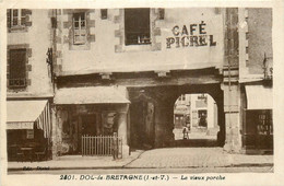 Dol De Bretagne * Rue Et Le Vieux Porche * Café PICREL - Dol De Bretagne