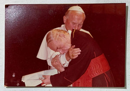 07949 Foto D'epoca 220 Felici - Papa Giovanni Paolo II Abbraccia Un Cardinale - Célébrités