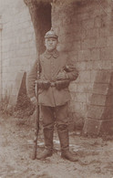 CARTE PHOTO ALLEMANDE - GUERRE 14 -18 - PHOTO SOUVENIR SOLDAT CASQUE À POINTE ET ÉQUIPEMENT - Guerre 1914-18