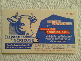 Buvard PUB FROMAGE LA VACHE SERIEUSE CREME DE GRUYERE ILLUSTRATEUR VILLAGE GROSJEANVILLE - Produits Laitiers