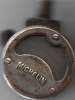 Ancien Pressostat  MICHELIN   Parse  0  à 10.5 KGS / Cm2  Boitier Bakélite - Ancient Tools