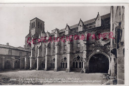 43 - LA CHAISE DIEU -EGLISE ABBATIALE-VUE DE LA COUR INTERIEURE DU CLOITRE  -  HAUTE LOIRE - La Chaise Dieu