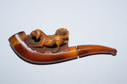 Ancienne Pipe En écume De Mer Patinée Sculptée (Meerschaum) Et Ambre Représentant Une Scène De Chiens XIXème - Meerschaum Pipes