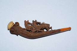 Rare Et Ancienne Pipe En Bois, écume De Mer Sculptée (Meerschaum) Et Ambre Représentant Une Scène De Chasse XIXème - Pipes En écume