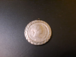 Une Petite Médaille De La Reine Elisabeth II D ' ESPAGNE - Adel
