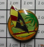 1214B Pin's Pins / Beau Et Rare / THEME : SPORTS / PLANCHE A VOILE SOUS LES TROPIQUES - Segeln