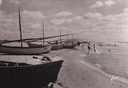 13, Les Saintes Marie De La Mer, Bateaux De Pêche Sur La Plage - Saintes Maries De La Mer