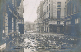 Real Photo Crue Seine 1910 Rue De Bourgogne Pavés De Bois Qui Flottent. Pharmacie - Catastrophes